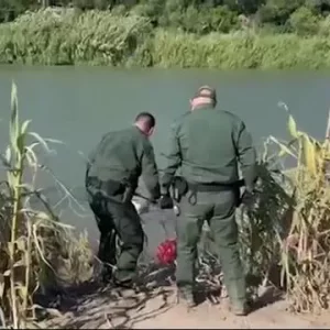 Biden’s Border Patrol Agents Cut Through Barbed Wire Again To Allow Illegals To Enter US